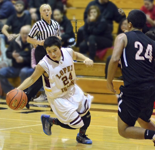 Kevin Dye drives to the basket against Tulalip. Dye was top scorer for the Lobos with 12 points in the Lobos 35-63 loss to Tulalip.