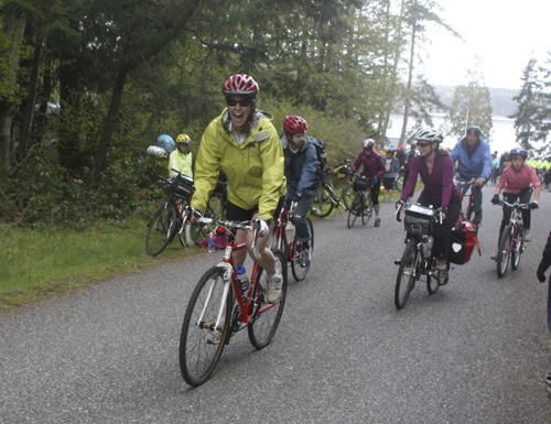Bikers starting off on the 2011 Tour de Lopez