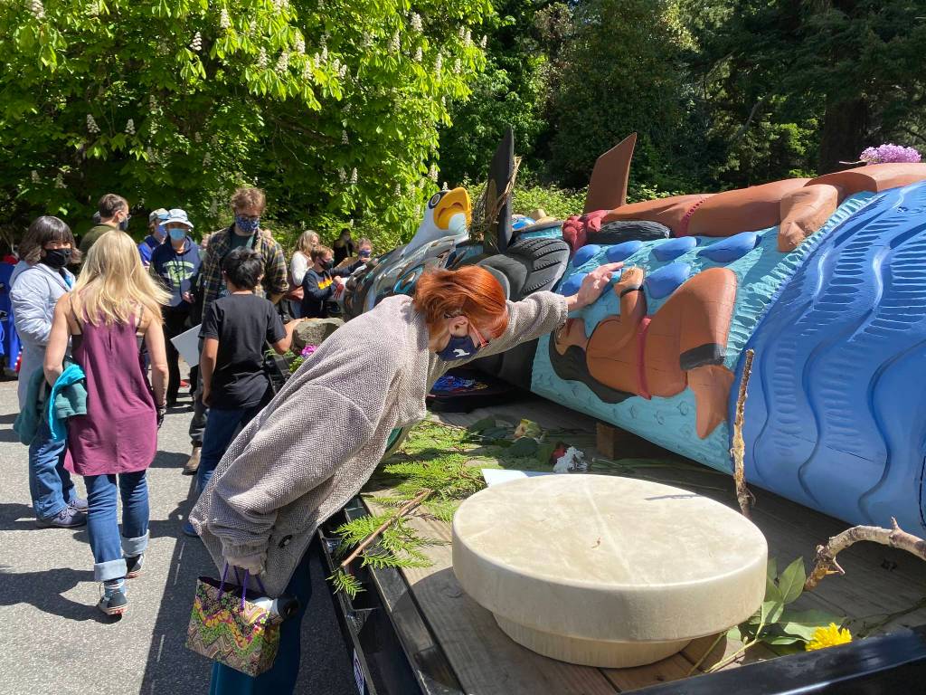 Edee Kulper photo
Islanders paying tribute to the totem.