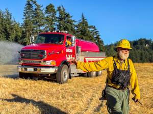 Ben Luna photo.
Bob Nutt of OIFR works to make a wildland fire area safe.