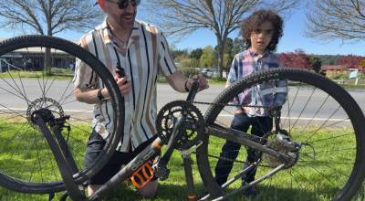 Darrell Kirk photo.
Dave and Bija Andresen get the bike ready.